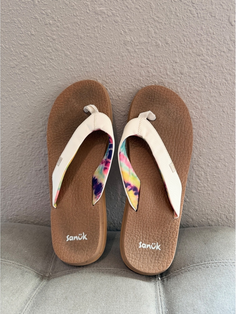 Sanuk Women's Size 9 white Strap Flip Flop Sandals with Brown Footbed